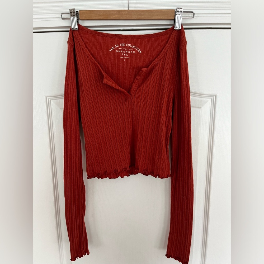 Aeropostale rust colored ribbed v neck tee